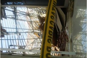Kondisi atap ruang bagian informasi RS KMC Luragung setelah ambruk.